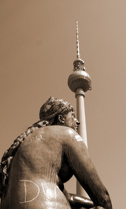 Berlin 2002 (029) Alex und Statue
